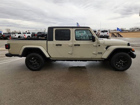 Used 2022 Jeep Gladiator Sport image 5