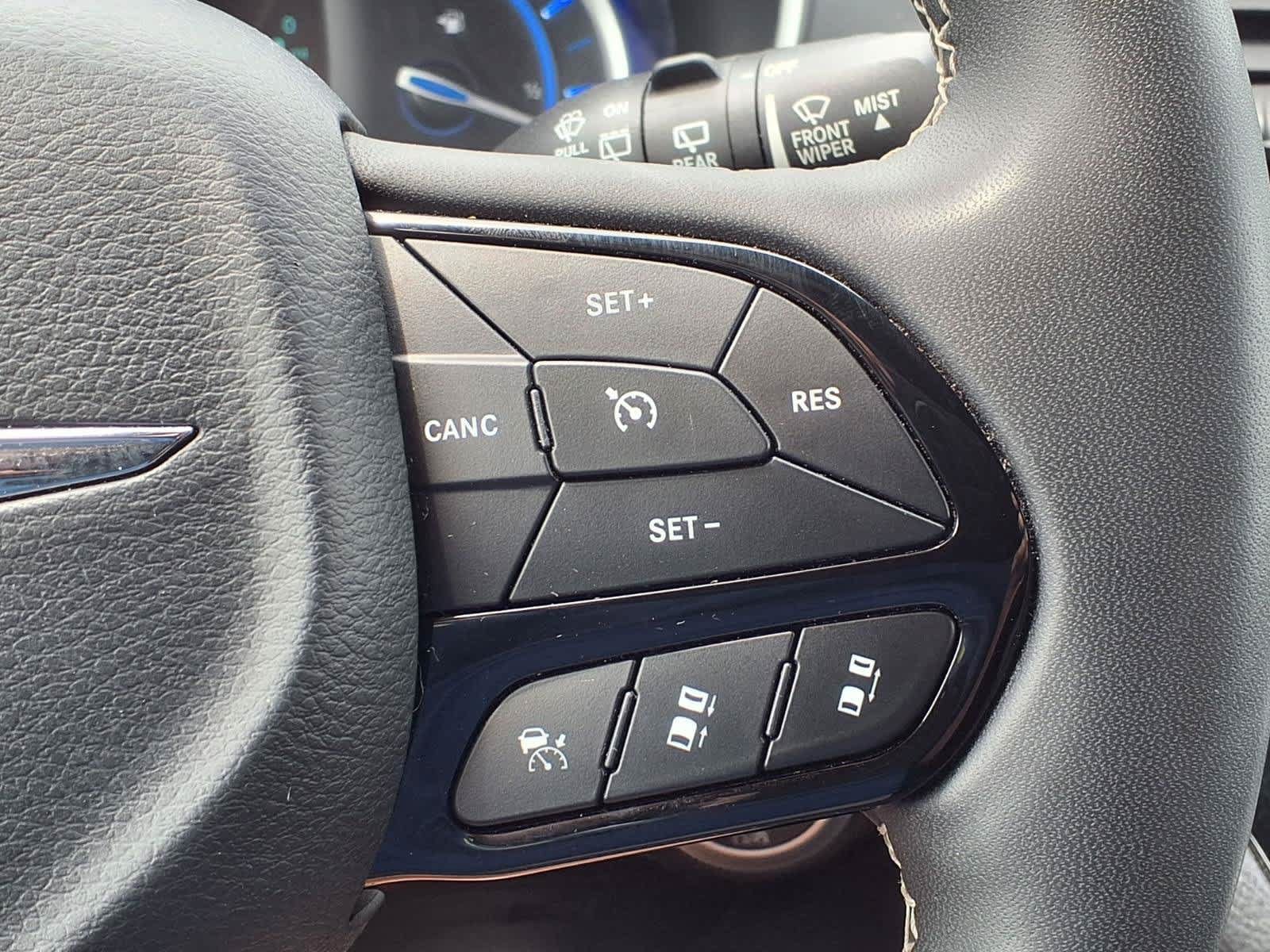 Used 2024 Chrysler Pacifica Limited FWD image 28