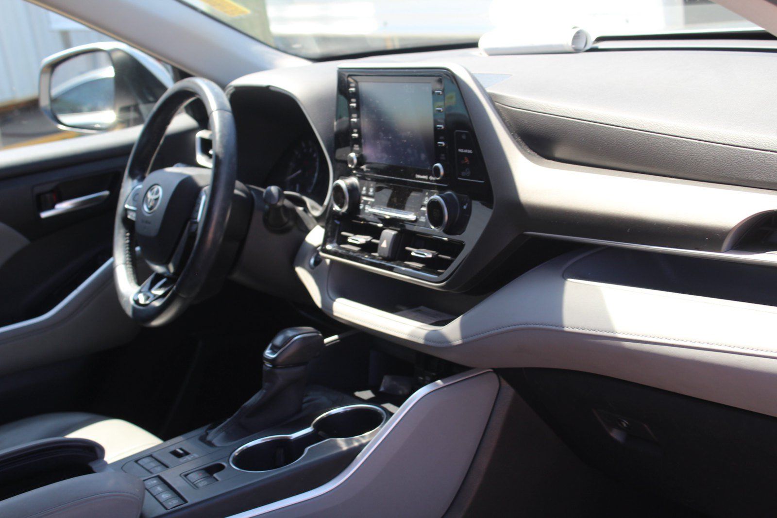 Used 2020 Toyota Highlander XLE AWD/4WD image 19