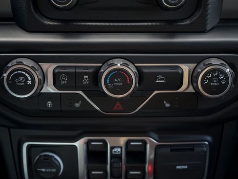 Used 2021 Jeep Gladiator Willys image 17