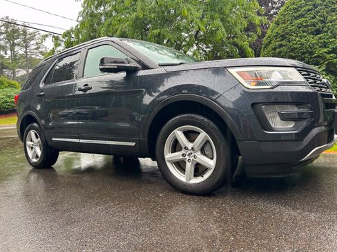 Used 2017 Ford Explorer XLT w/ Equipment Group 202A AWD/4WD image 3