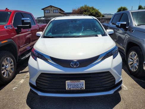 Used 2025 Toyota Sienna LE FWD image 2