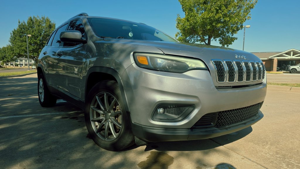 Used 2019 Jeep Cherokee Latitude w/ Popular Appearance Group FWD image 2