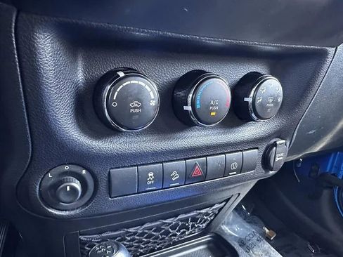 Used 2015 Jeep Wrangler Unlimited Sahara w/ Connectivity Group AWD/4WD image 22