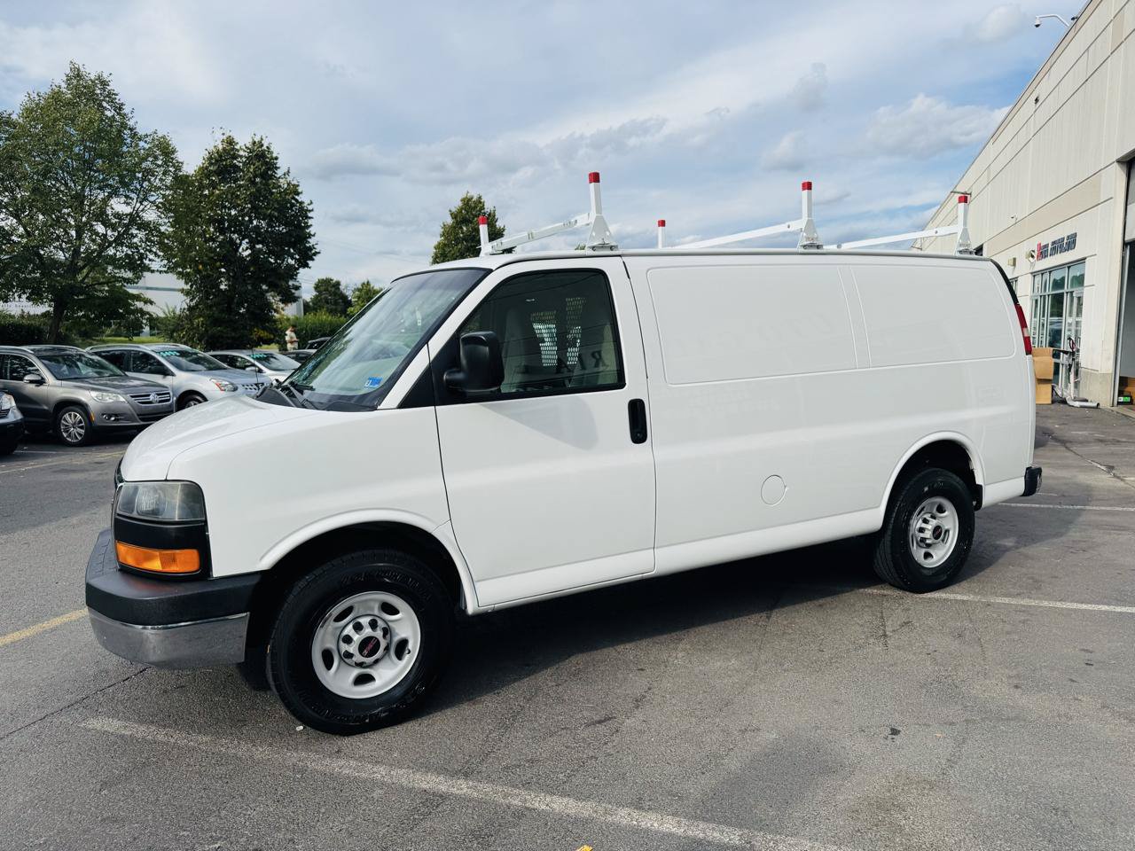 Used 2009 GMC Savana 2500 w/ Chrome Appearance Package RWD image 10