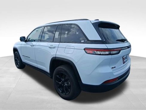 Used 2025 Jeep Grand Cherokee Altitude AWD/4WD image 8