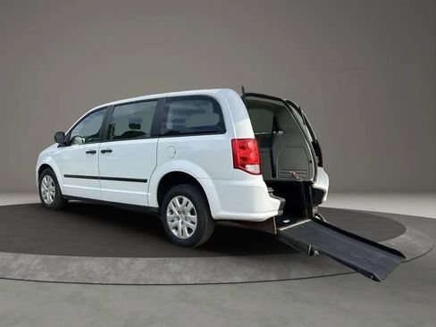 Used 2016 Dodge Grand Caravan American Value Package FWD image 2