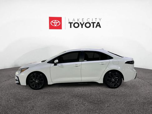 Used 2025 Toyota Corolla SE image 2