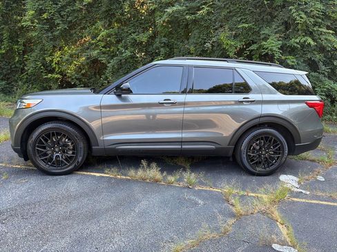 Used 2022 Ford Explorer XLT w/ Equipment Group 202A RWD image 3