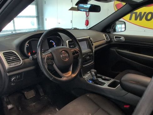 Used 2018 Jeep Grand Cherokee Laredo AWD/4WD image 11