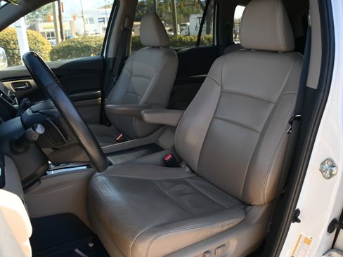 Used 2020 Honda Pilot Touring image 6