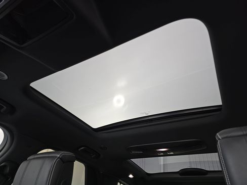 Certified 2024 Land Rover Discovery Metropolitan Edition image 31