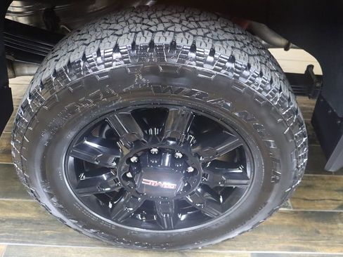 Used 2025 GMC Sierra 2500 AT4 image 41