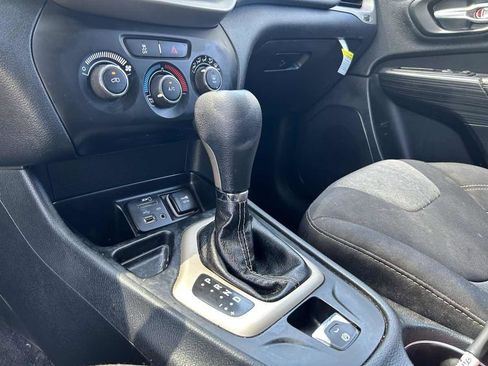 Used 2016 Jeep Cherokee Sport image 11