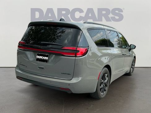 Used 2025 Chrysler Pacifica Limited FWD image 7
