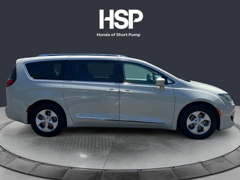 Used 2017 Chrysler Pacifica Touring-L Plus FWD image 6