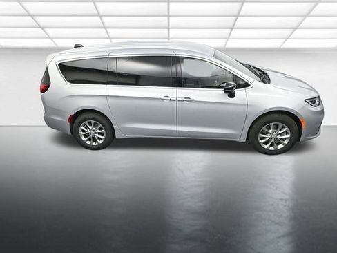 New 2026 Chrysler Pacifica Select image 17