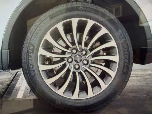 Used 2023 Lincoln Aviator AWD w/ Premium Package image 12