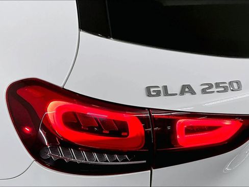 Used 2023 Mercedes-Benz GLA 250 4MATIC w/ Premium Package image 27