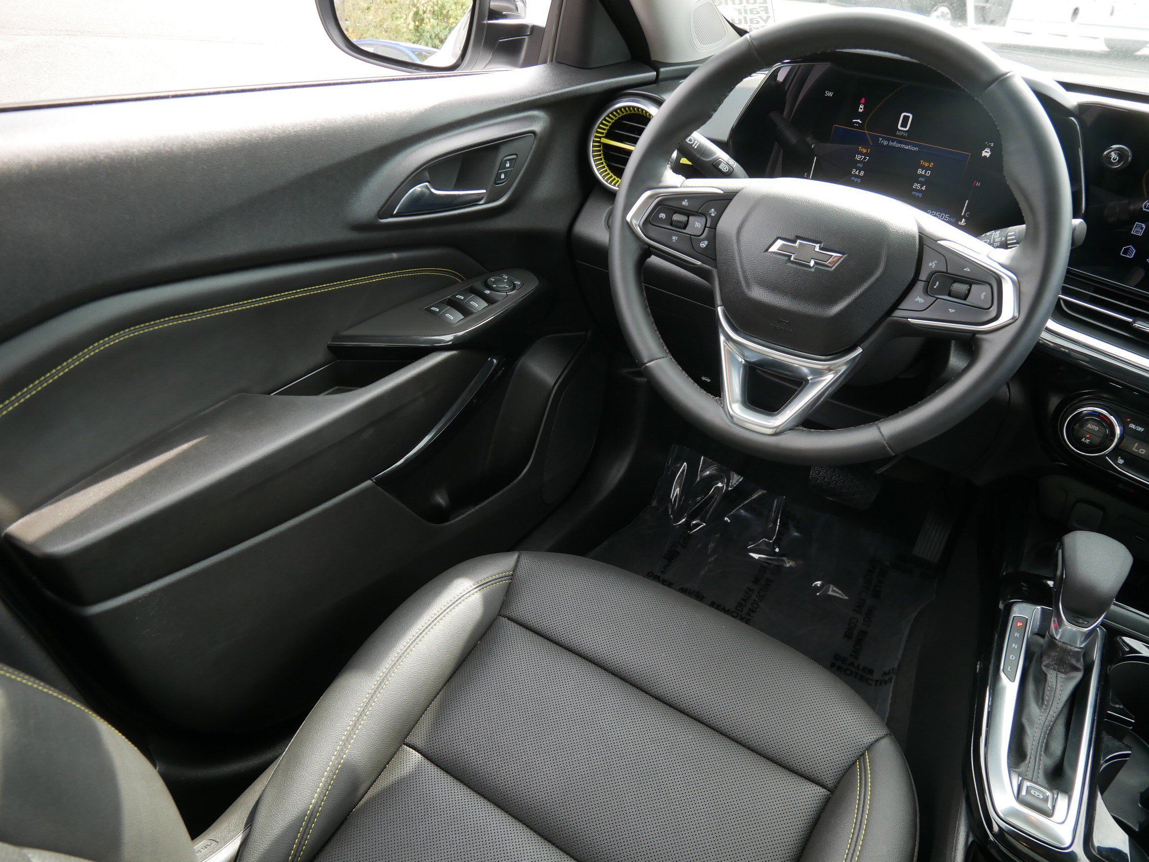 Used 2025 Chevrolet Trax ACTIV w/ Sunroof Package FWD image 9