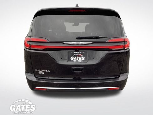 Used 2024 Chrysler Pacifica Touring-L FWD image 8