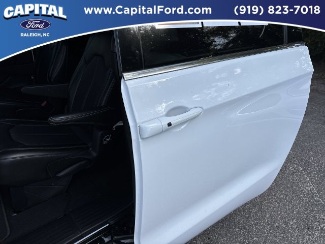 Used 2025 Chrysler Pacifica Select FWD image 17