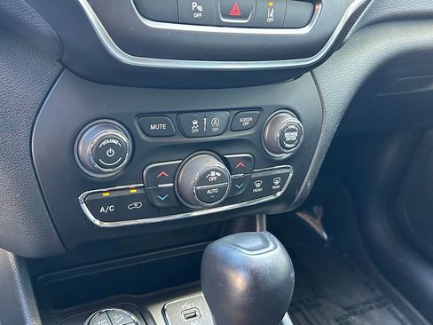 Used 2021 Jeep Cherokee Trailhawk w/ Trailer Tow Group AWD/4WD image 24