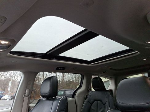 Certified 2021 Chrysler Pacifica Limited image 16