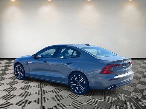 Used 2022 Volvo S60 T8 R-Design image 5