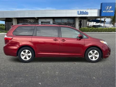 Used 2017 Toyota Sienna LE image 10