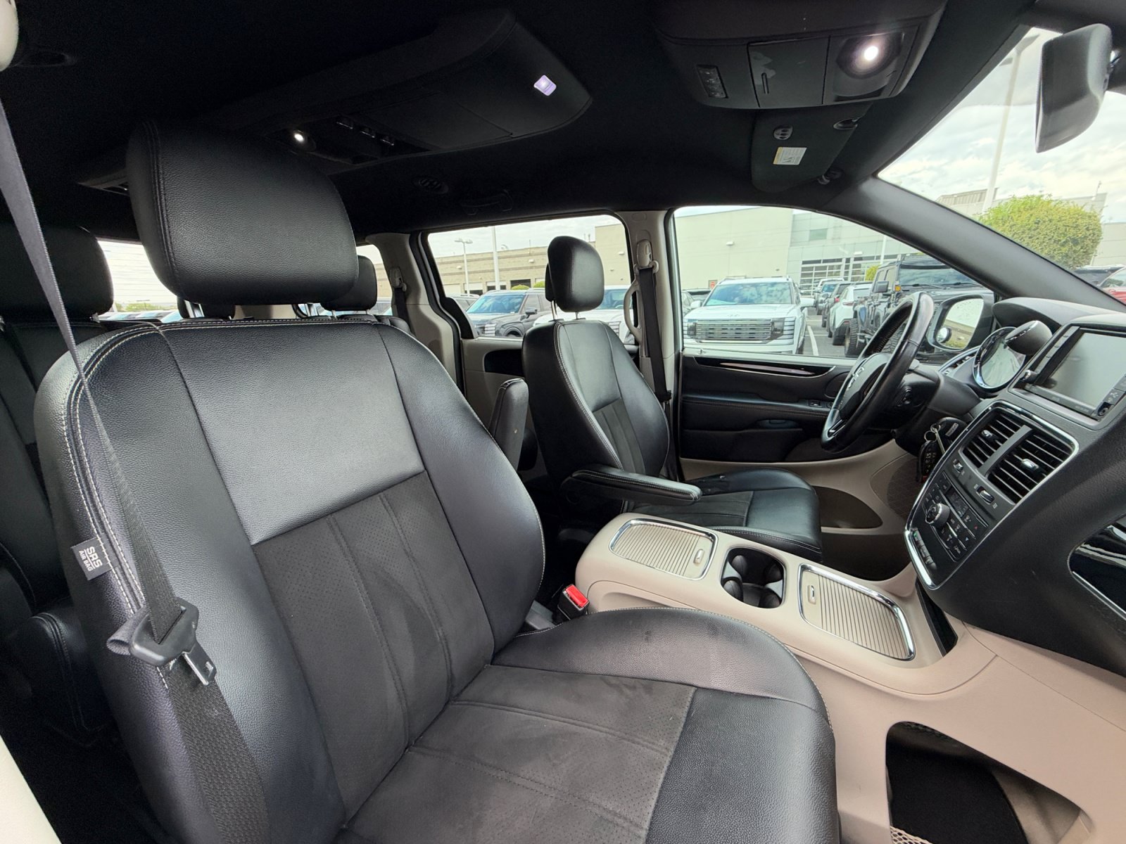 Used 2019 Dodge Grand Caravan SXT w/ Driver Convenience Group FWD image 19