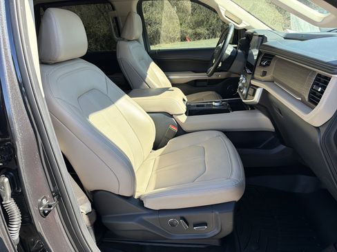 Used 2022 Ford Expedition Limited image 16