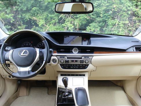 Used 2015 Lexus ES 350 w/ Luxury Package FWD image 11