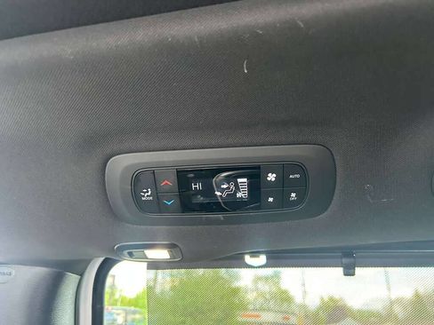 Used 2025 Chrysler Pacifica Limited FWD image 18