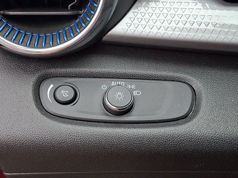 Used 2025 Chevrolet Trax LT FWD image 25