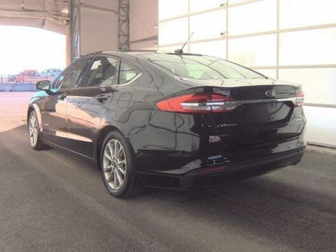 Used 2017 Ford Fusion SE image 2