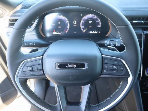 New 2025 Jeep Grand Cherokee Limited image 3