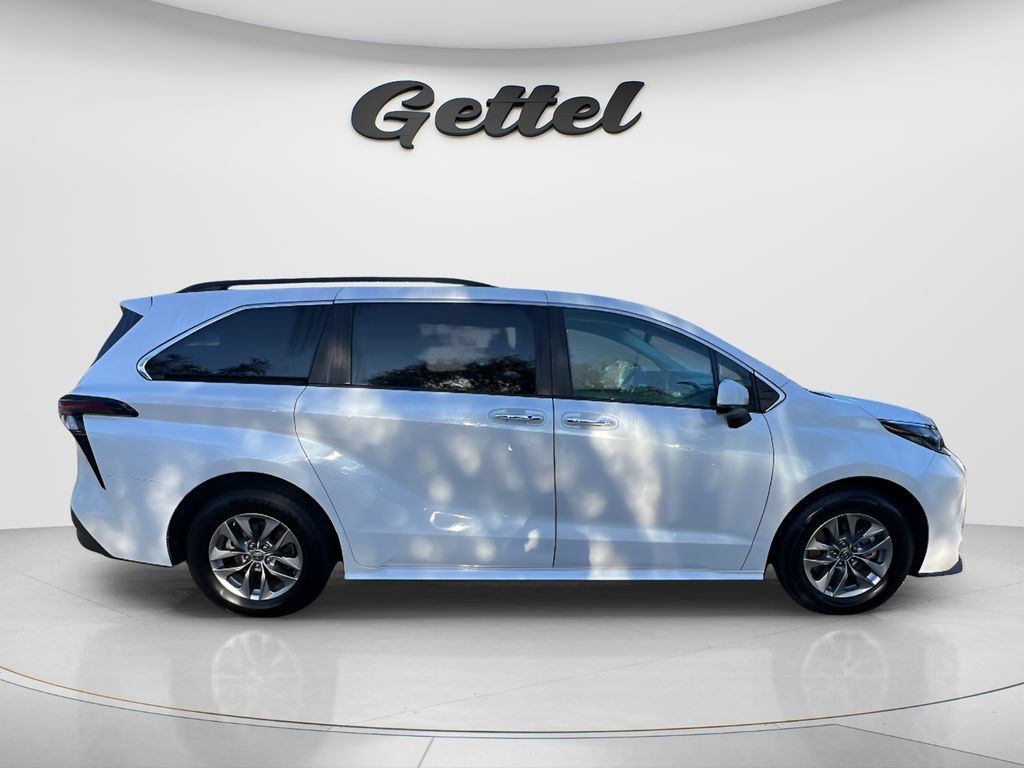 Certified 2025 Toyota Sienna XLE FWD image 4