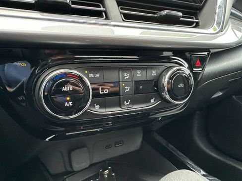 Used 2024 Chevrolet Trax LT w/ Sunroof Package FWD image 23