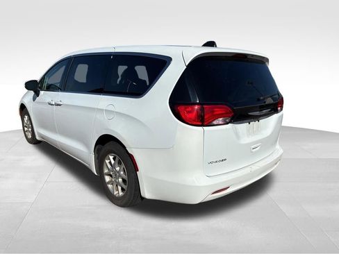 Used 2023 Chrysler Voyager LX FWD image 3