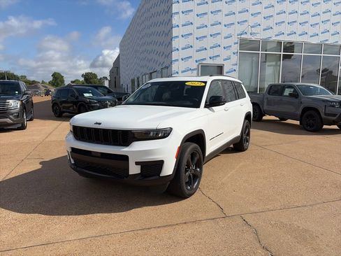 Used 2023 Jeep Grand Cherokee L Laredo image 1