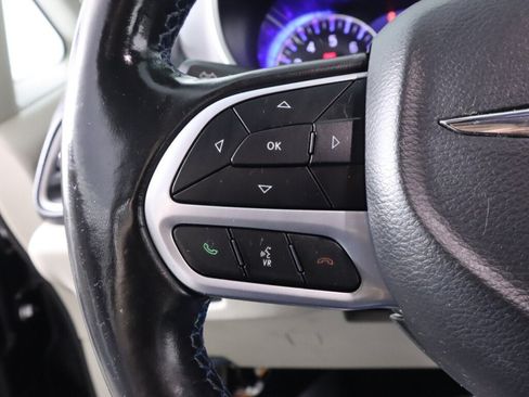 Used 2021 Chrysler Pacifica Touring-L FWD image 12