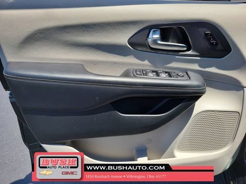 Used 2023 Chrysler Pacifica Touring-L FWD image 18