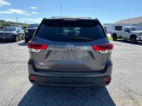 Used 2018 Toyota Highlander LE AWD/4WD image 3