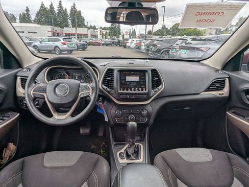 Used 2018 Jeep Cherokee Latitude FWD image 6