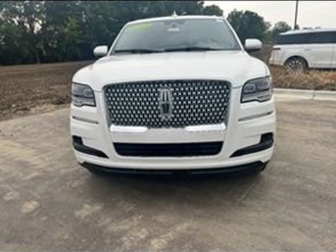 Used 2024 Lincoln Navigator Reserve AWD/4WD image 2