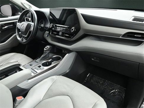 Used 2022 Toyota Highlander Limited image 22