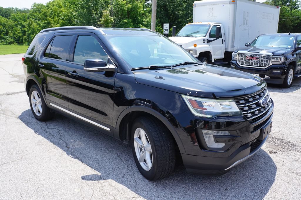 Used 2017 Ford Explorer XLT AWD/4WD image 2