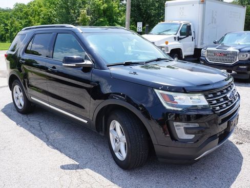 Used 2017 Ford Explorer XLT image 2