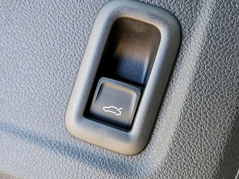 Certified 2025 Volkswagen Tiguan SE image 26